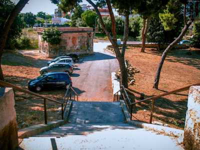 Il quartiere � del resto pieno zeppo di segni che ricordano il suo passato geologico. Se ci mettiamo alle spalle lo scalo ferroviario, noteremo sulla sinistra un�ampia scalinata, che ci porta a un piazzale in cui troviamo un tozzo caseggiato ormai in rovina: l�antica stazione del tram